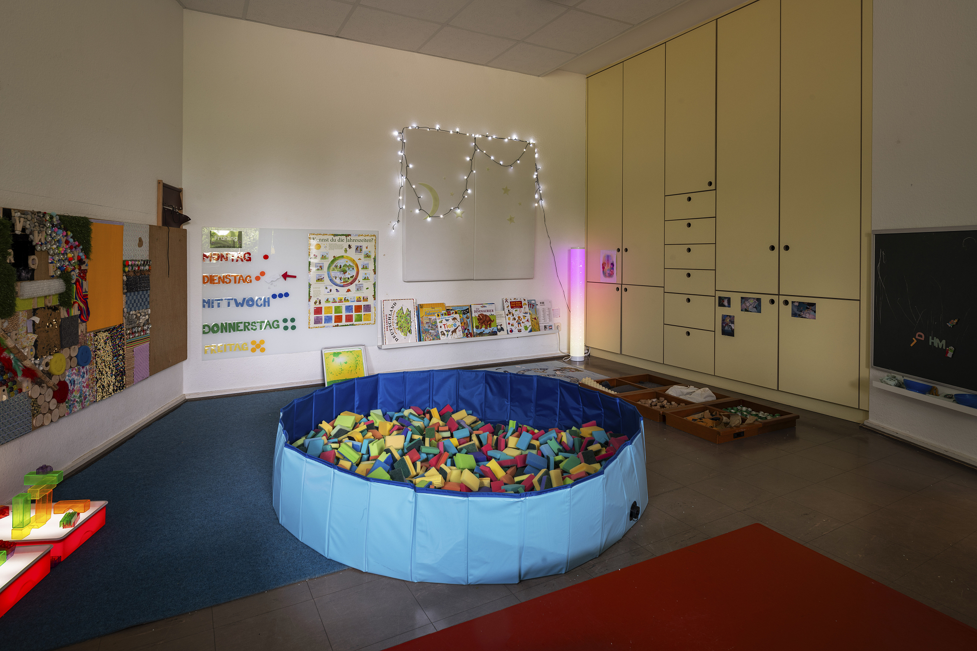 Kinder lernen nicht nur durch sehen und hören. In unserem Sensorikraum finden sie Anregungen, die alle ihre Sinne schulen.