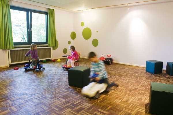 Unser "Spieleraum" wird von den Kindern sehr vielseitig genutzt. Neben Bewegungsbaustellen bietet er u.a. Platz für Rollen- und Bewegungsspiele sowie für musikalische und rhythmische Angebote