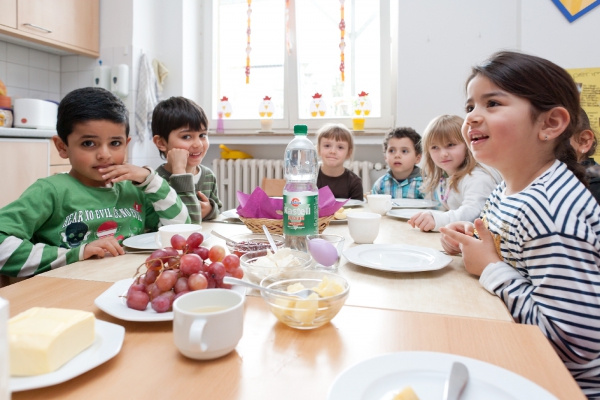 Beim gemeinsamen Frühstück in gemütlicher Atmosphäre wird gegessen, gesprochen und Wissenswertes über gesunde Ernährung vermittelt.
