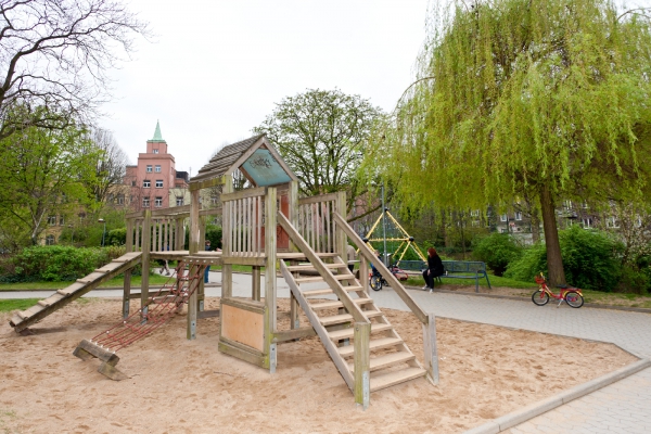 Das Kletterhaus bietet viele Möglichkeiten (klettern, springen, balancieren.), damit die Kinder ihre motorischen Fähigkeiten ausbauen können. 