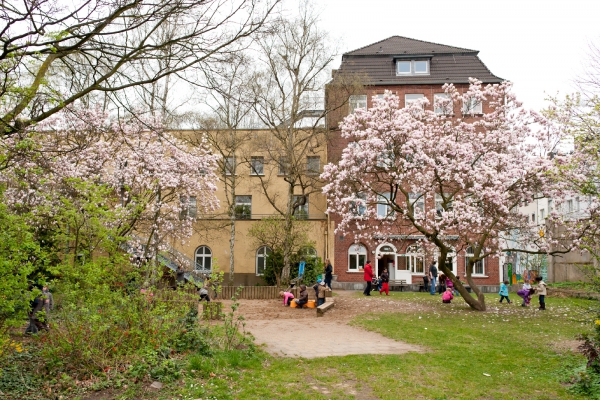 Der alte Klostergarten lässt uns viel Raum, um den jahreszeitlichen Ablauf an Bäumen und Büschen zu erfahren und zu beobachten.