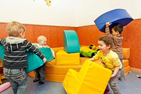 Der Nebenraum wird kurzerhand von uns Kindern umgebaut.
Unsere Interessen und Neigungen dürfen hier auch ausgelebt werden.