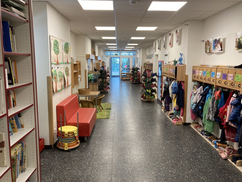 Unser Flur und Standort des Aquariums und der Kinderbibliothek. 