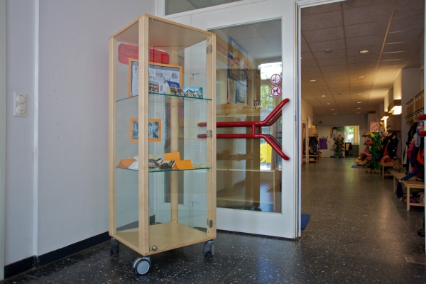 In unserer Vitrine gibt es immer etwas zu entdecken - Kunstwerke, Konstruktionen und Mitgebrachtes von Ausflügen