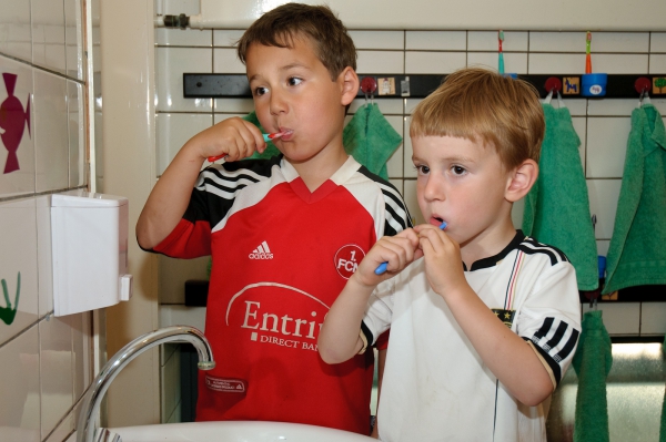 Hygiene ist wichtiger Bestandteil in unserem Kita-Alltag, deswegen werden nach dem Mittagessen in kleinen Gruppen die Zähne geputzt. 