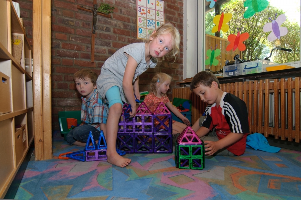 Auf dem Bauteppich befindet sich das Konstruktionsmaterial, das den Kindern zum kreativen Gestalten dient. 