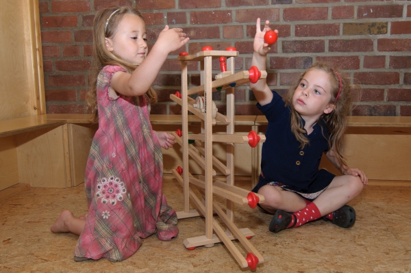 Auf unterschiedlichen Ebenen, stehen den Kindern verschiedene Spielmöglichkeiten zur Verfügung, zum Beispiel der Gruppenraum mit einer Kommunikationsecke.