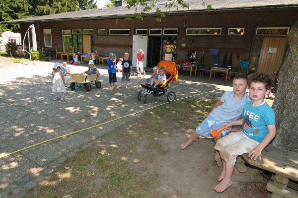 Über unser Außengelände gelangen Sie in den Eingangsbereich unserer Kindertagesstätte. 