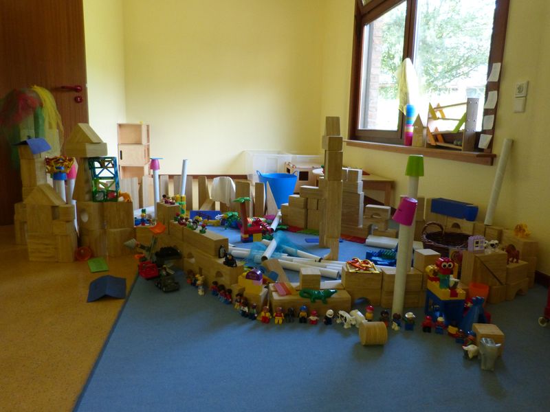 Im Bauraum unserer Kita können die Kinder mit Duplo-Steinen, Magnetsteinen und anderen Materialien kreativ bauen und ihrer Fantasie freien Lauf lassen. Die vielseitigen Materialien fördern ni