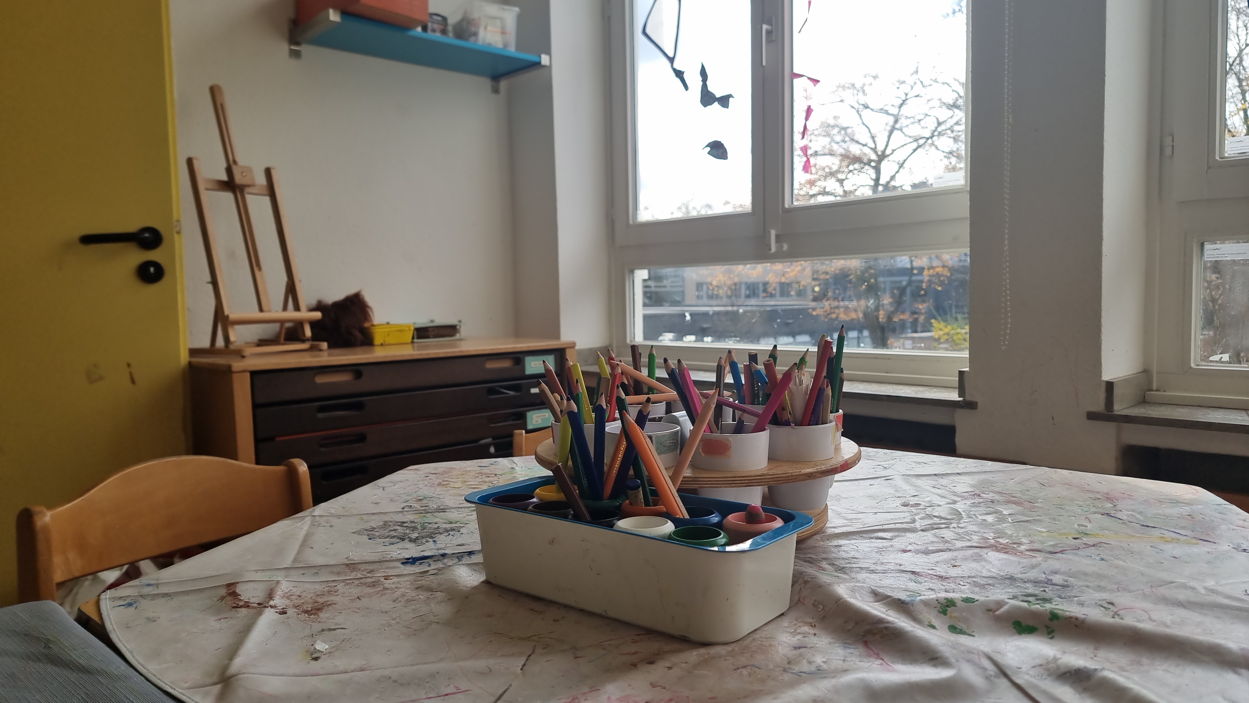 Hier sieht man den Tisch im Kreativbereich mit verschiedenen Stiften für die Kinder.