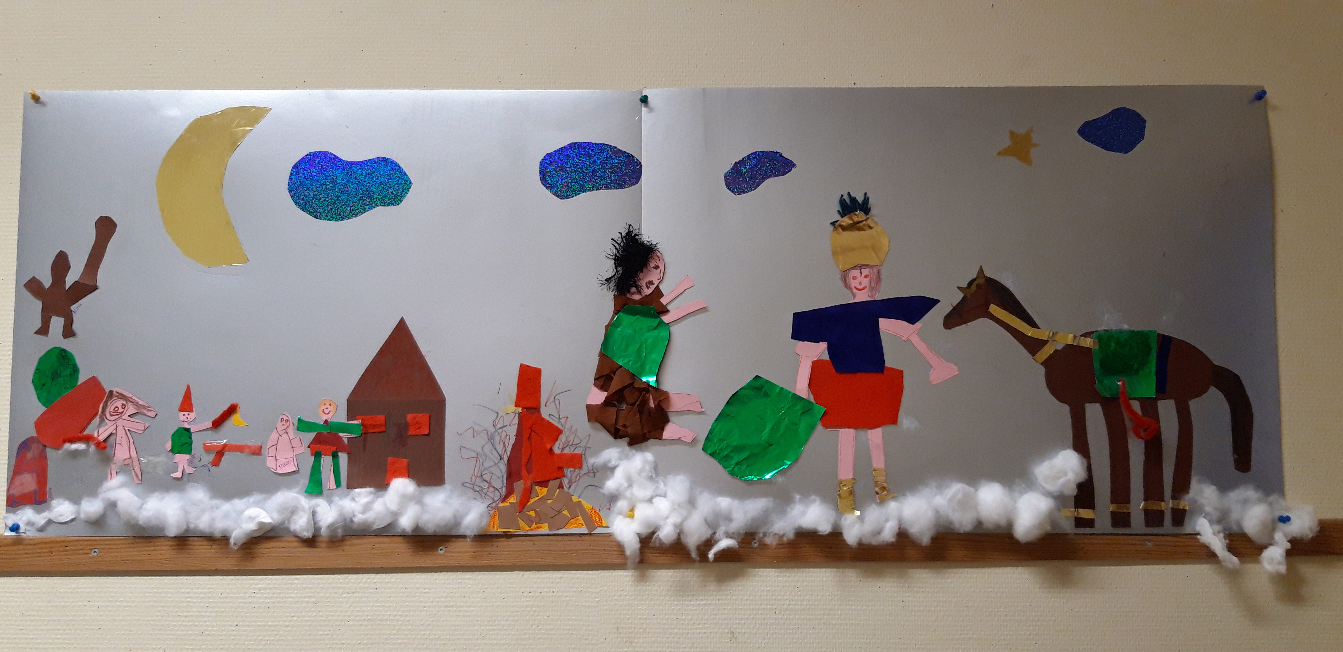 Es ist ein Bild von Sankt Martin, das die Kinder gebastelt haben. Es ist auf Silberkarton und man erkennt die Mantelteilung.