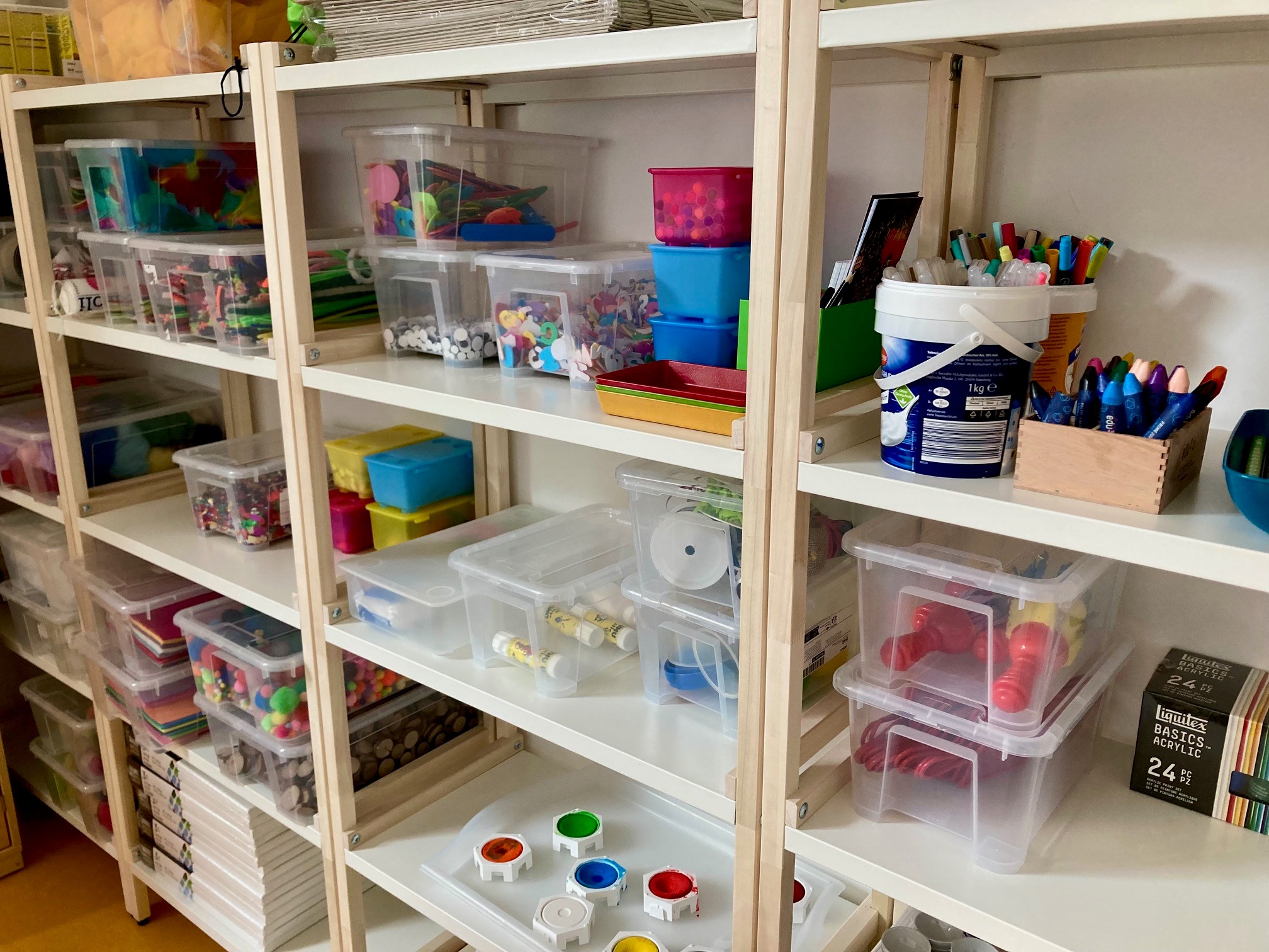 Unser Kreativraum bietet Kindern die Möglichkeit verschiedene Materialien auszuprobieren und eigene Ideen gestalterisch umzusetzen. Dabei werden Kreativität, Feinmotorik und Selbstbewusstsein