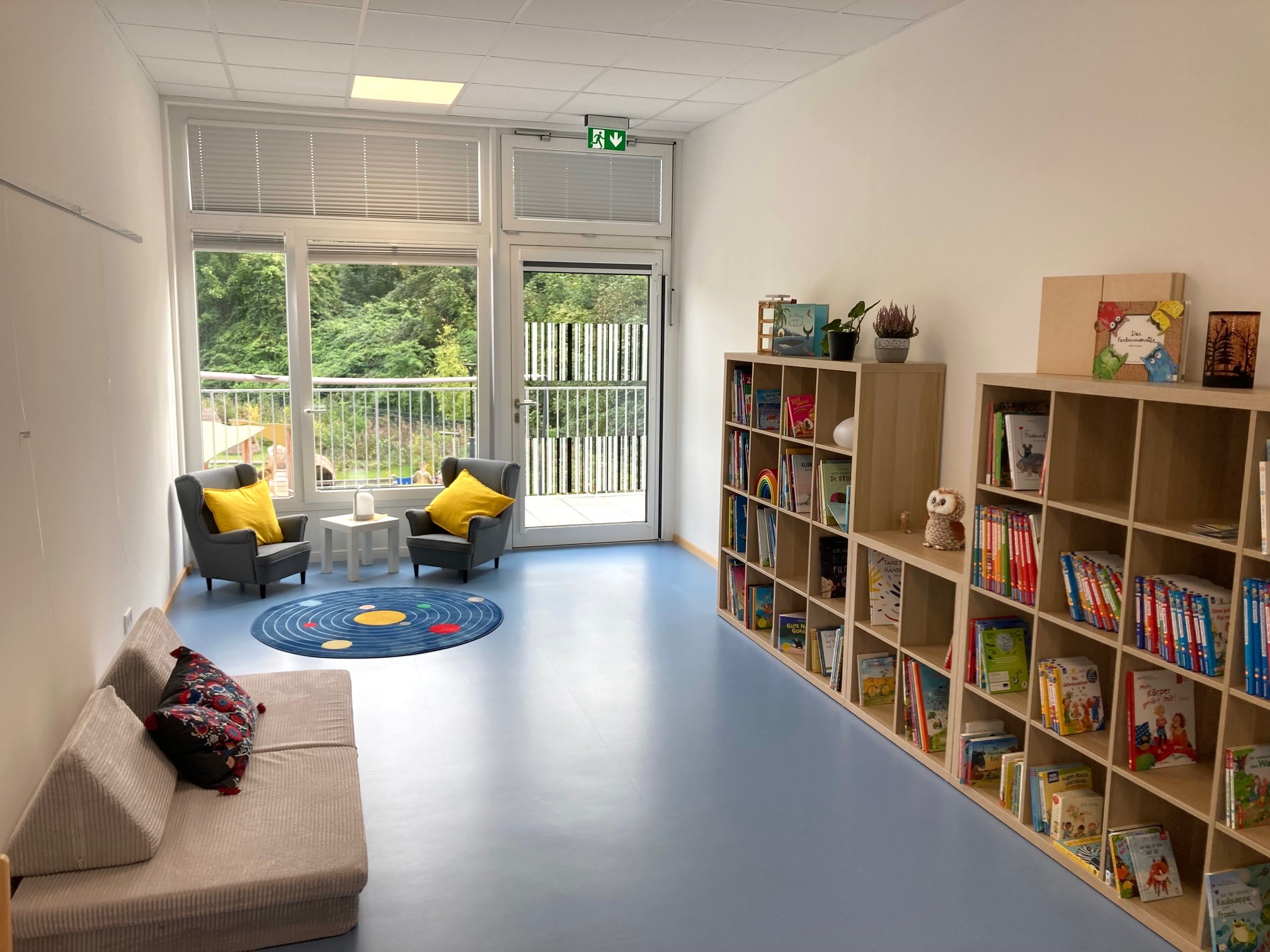Das ist unsere Bücherei. Unser gemütlicher Raum und die Büchervielfalt wecken Freude am lesen an. Spielerisch wird hier Zugang zur Welt der Geschichten eröffnet und Sprache und Fantasie werde