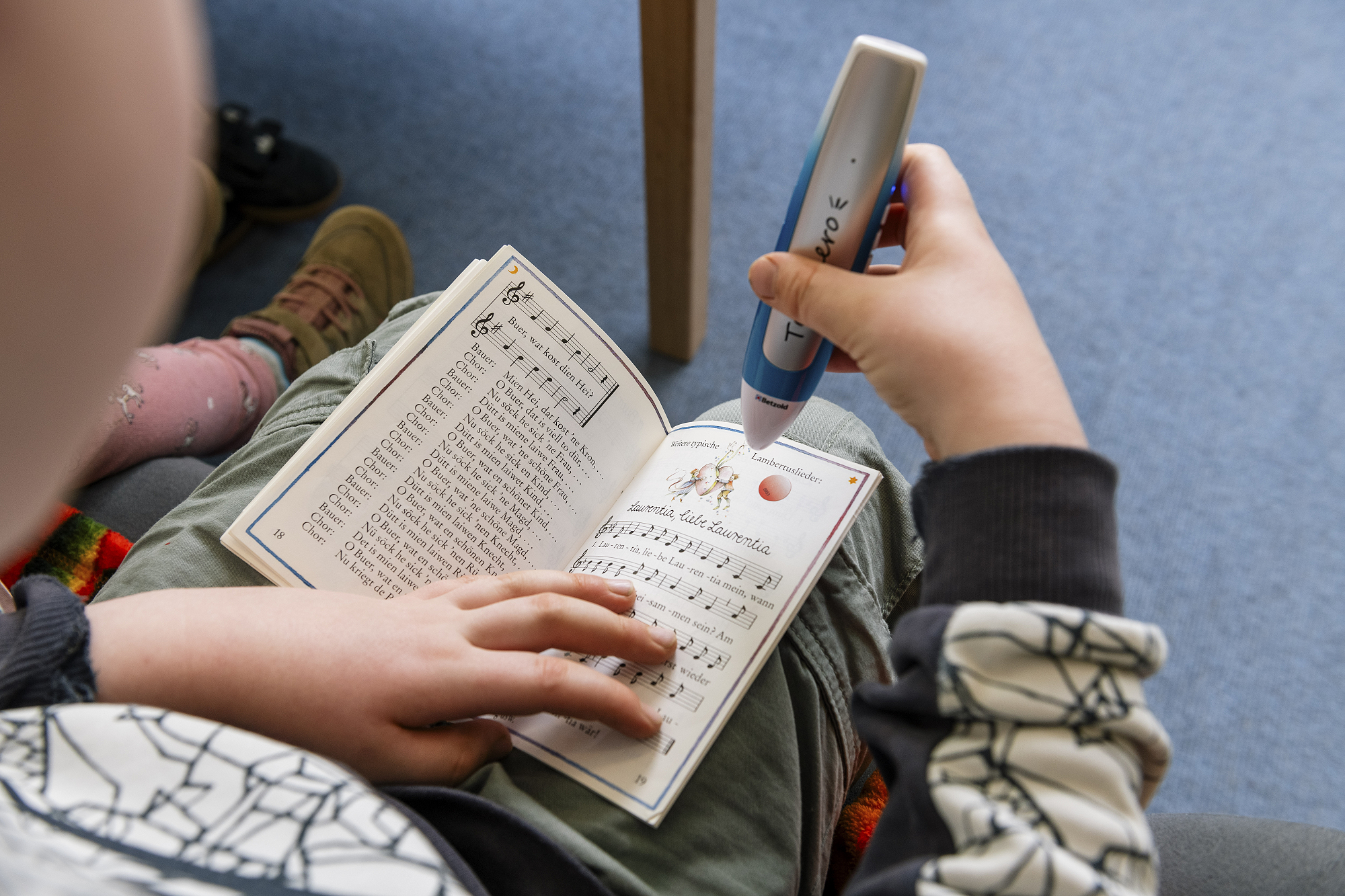 Mit dem Tellimero Stift können Kinder zum Beispiel ein Bilderbuch vertonen, ihrem Kunstwerk eine Stimme verleihen, den Speiseplan sprechen lassen... ein Beispiel für unsere Medienpädagogik.