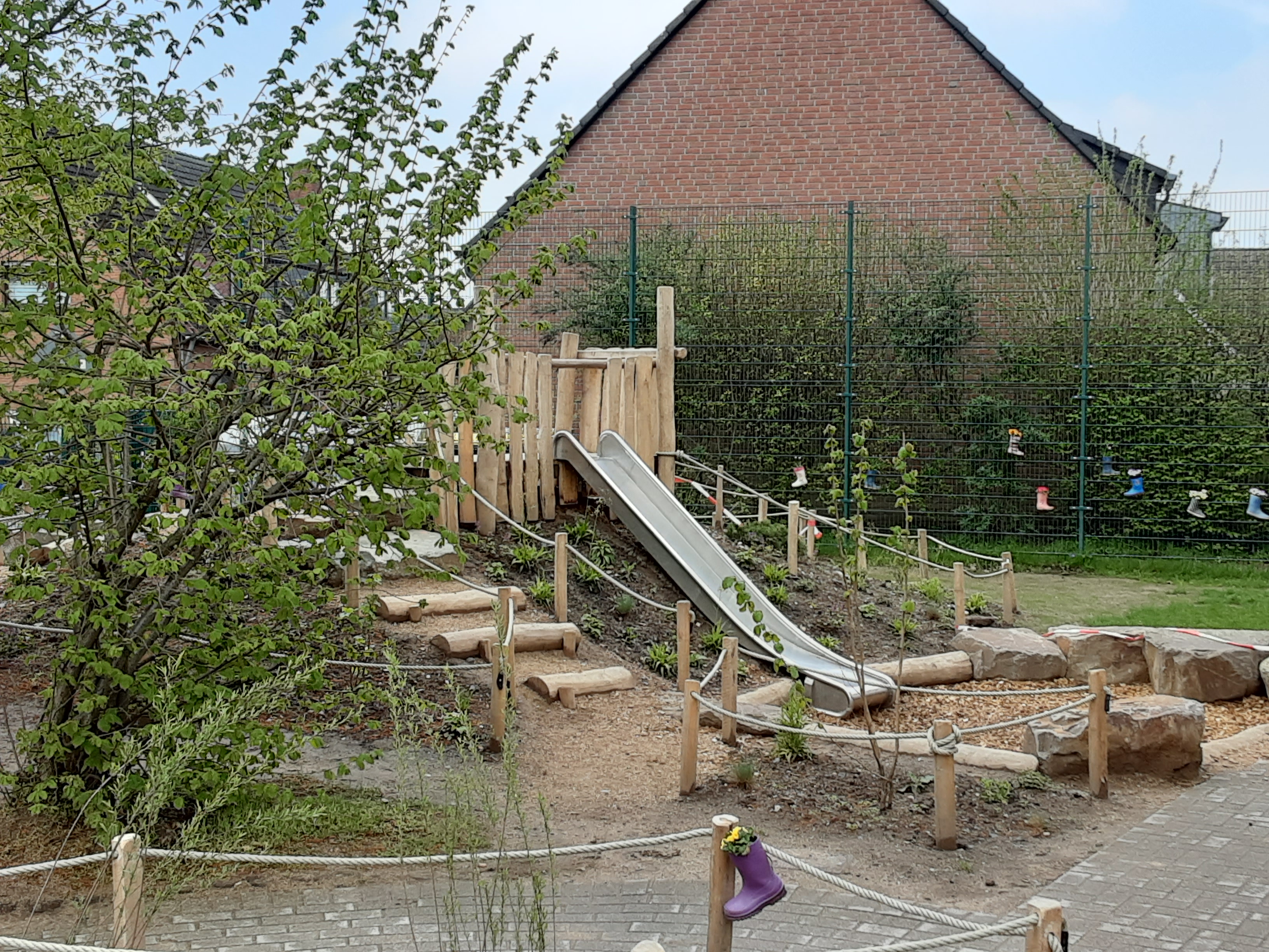Beim Rutschenhügel: Die Kinder können sich für den kurzen oder langen, den steilen oder flachen, den steinigen oder ebenen Weg entscheiden. Dabei wird nicht nur die Motorik, sondern auch sie 