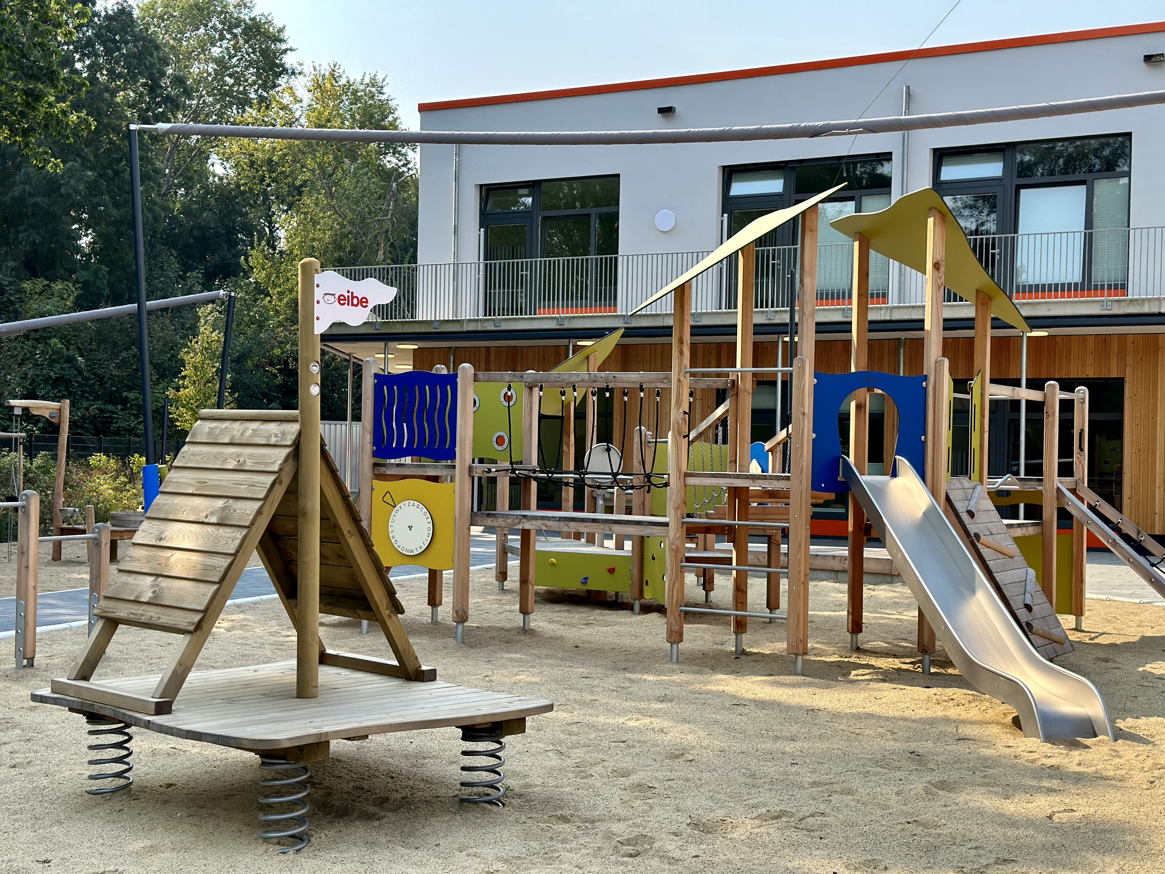 Unser Klettergerüst unterstützt Kinder in ihrer motorischen Entwicklung, stärkt Kraft, Koordination und Gleichgewicht und fördert zugleich Mut, Selbstvertrauen und gemeinsames Spielen.