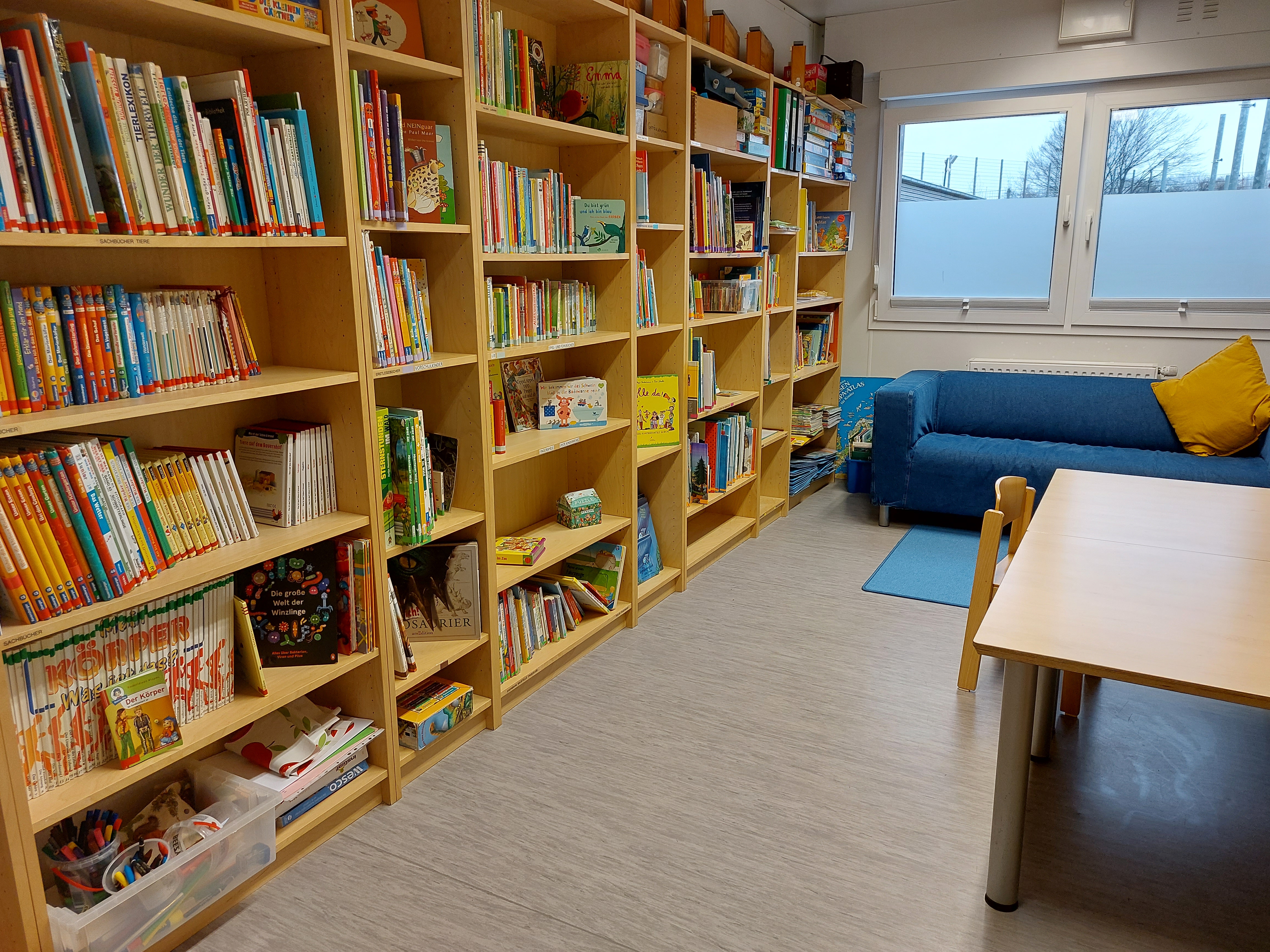 Unsere Bücherei umfasst einen umfangreichen Bücherschatz mit aktuellen Büchern mit Lebenswelten der Kinder wiederspiegelnden Geschichten