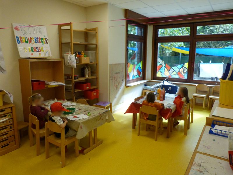 Unser Kreativraum ist ein inspirierender Ort, an dem die Kinder ihrer Fantasie freien Lauf lassen können. Mit einer Vielzahl von Materialien wie Farben, Bastelpapier und Knete können sie ihre