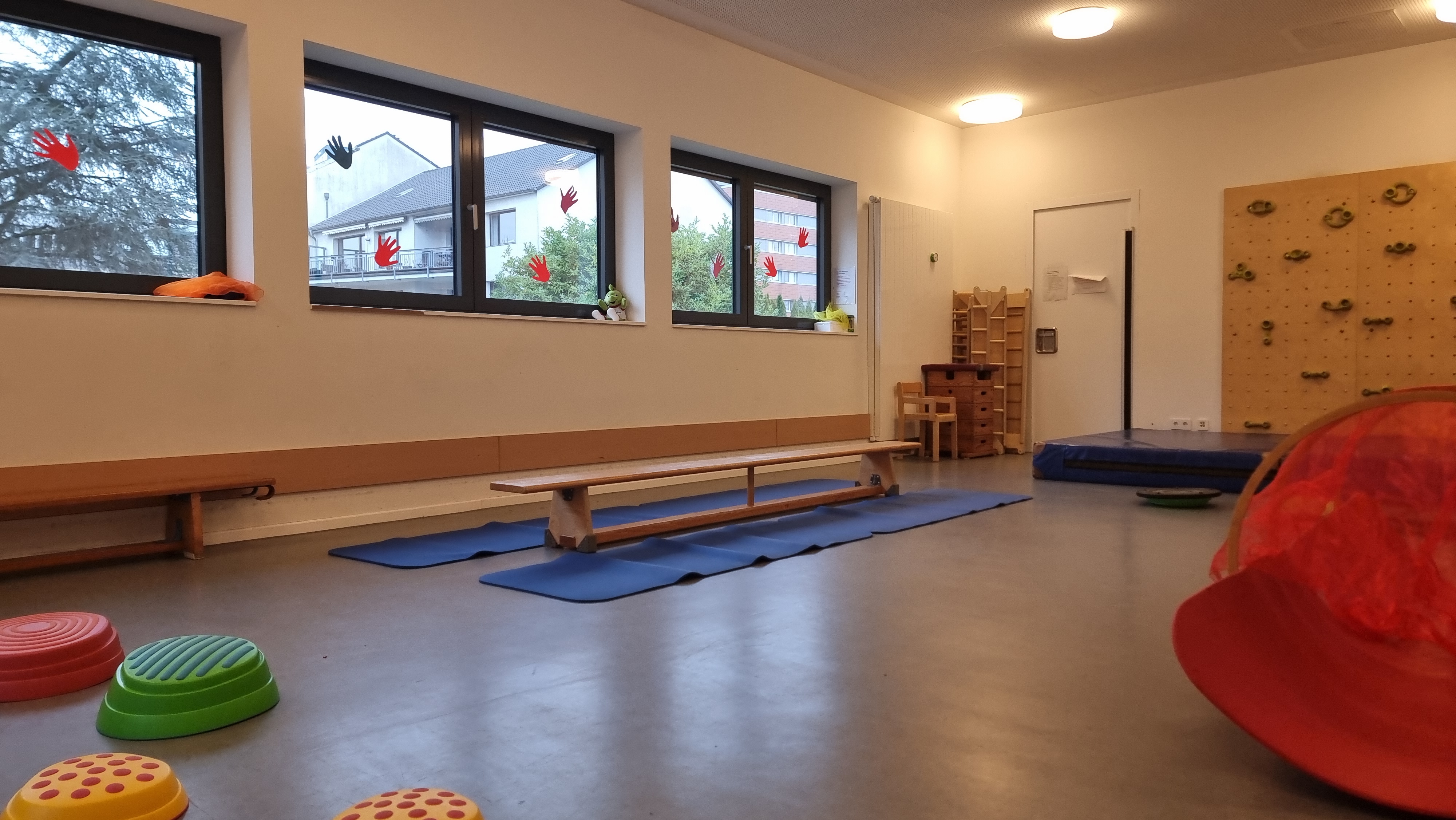 Bewegungsraum, hier wird geturnt, getanzt und es finden Elternabende und Angebote des Familienzentrums Tersteegenstraße statt