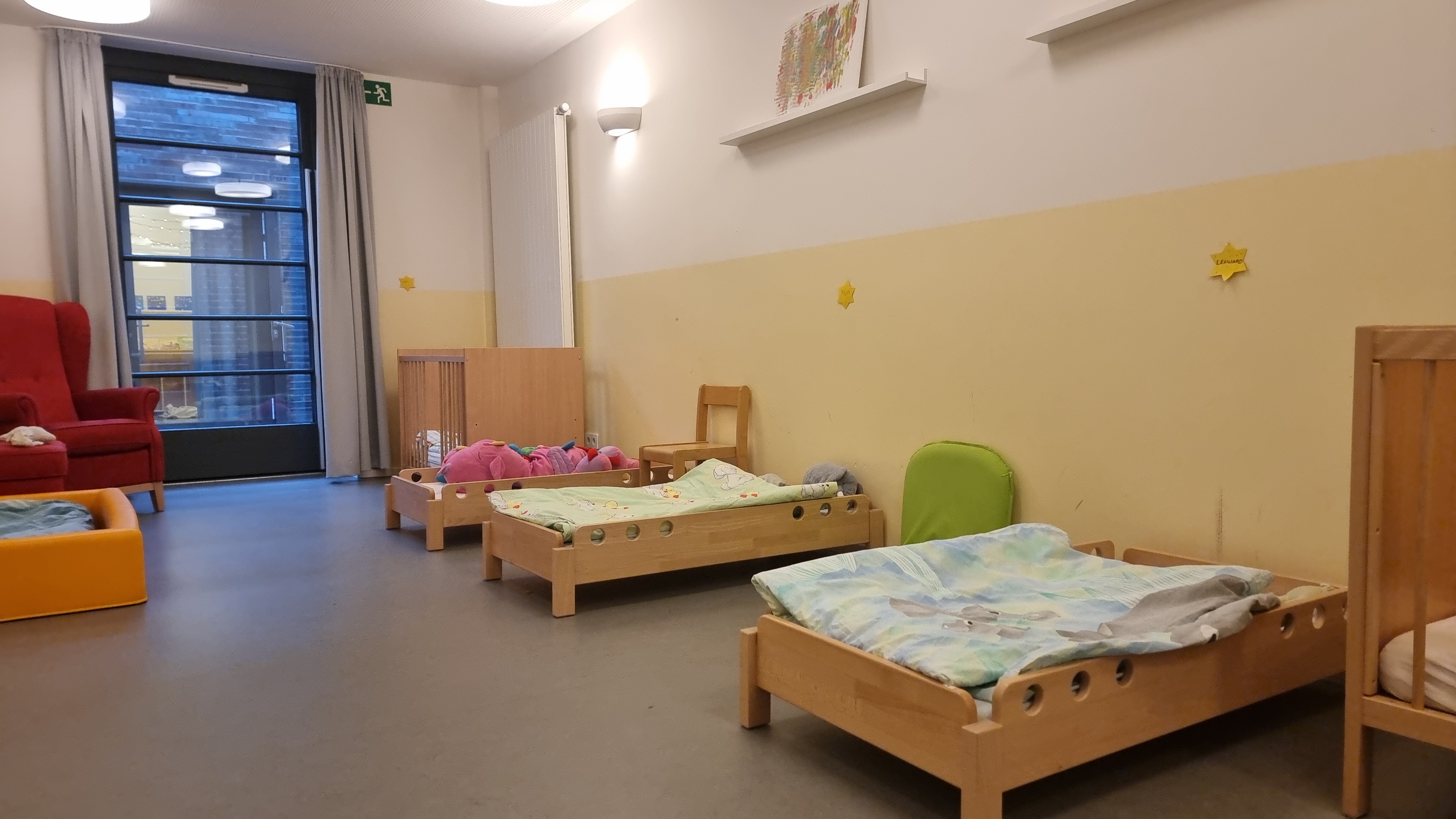Schlafraum der Roten Gruppe mit unterschiedlichen Betten für die verschiedenen Altersgruppen