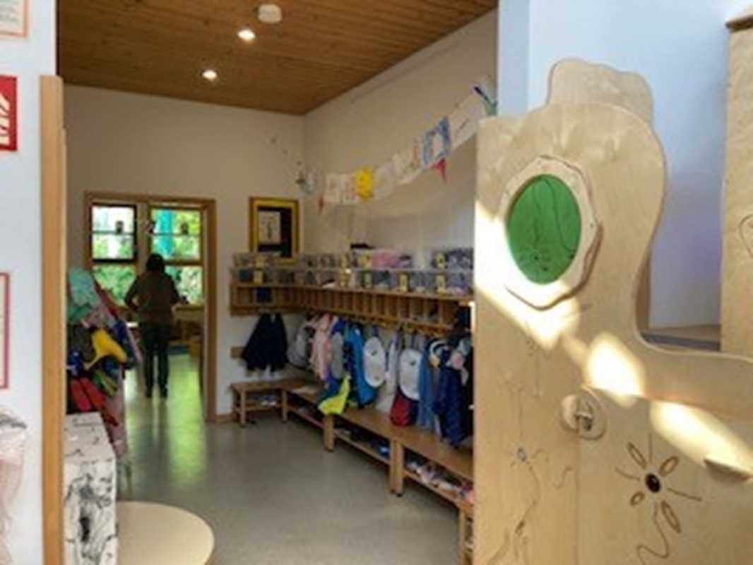 Jede Gruppe hat eine eigene Garderobe. Dort haben die Kinder einen eigenen Platz und einen Haken. Die Kinder können sich selbstständig um ihre ihre Anziehsachen kümmern.