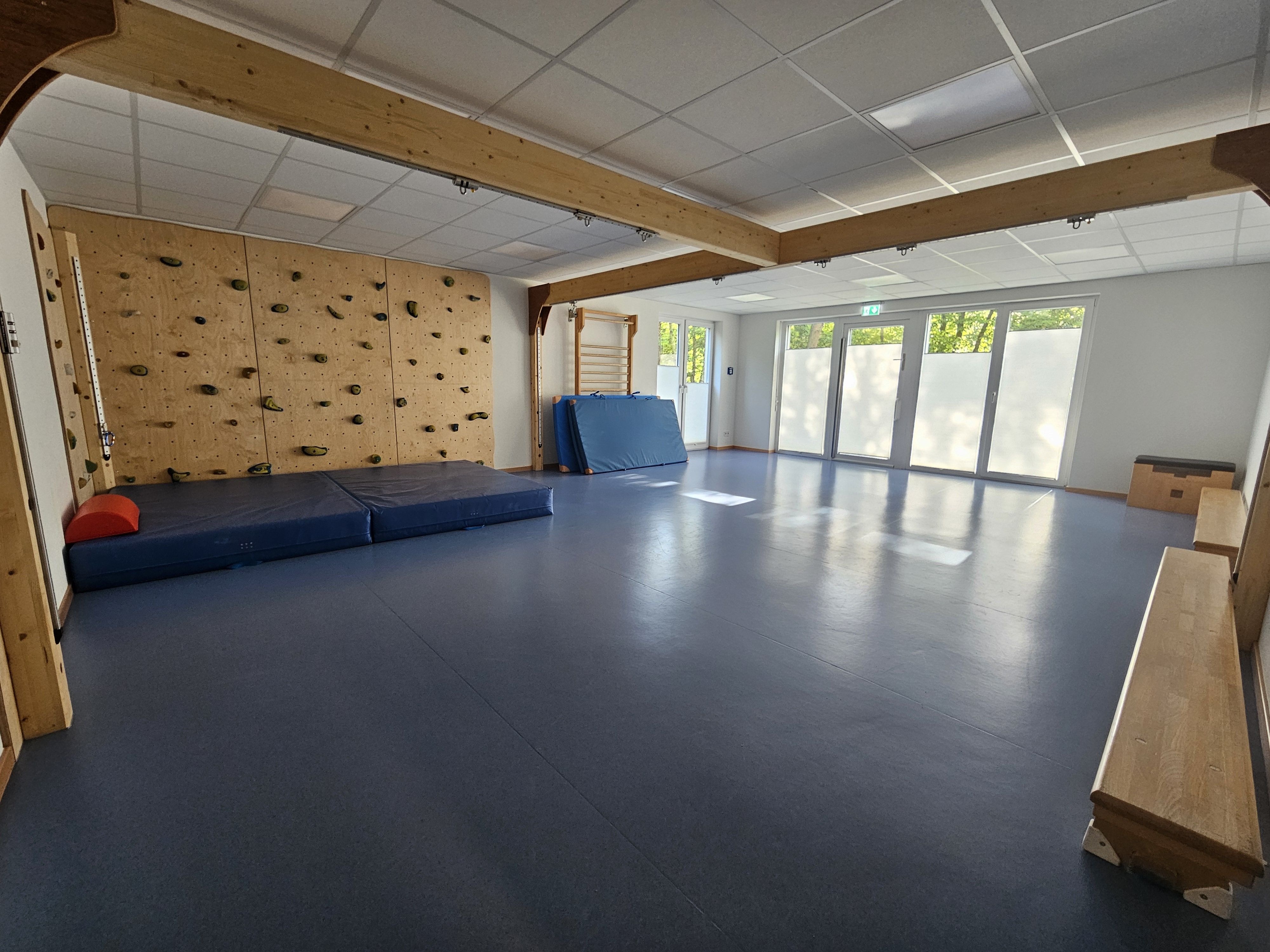 ...die Turnhalle...viel Platz für Spiel, Spaß und Bewegung...