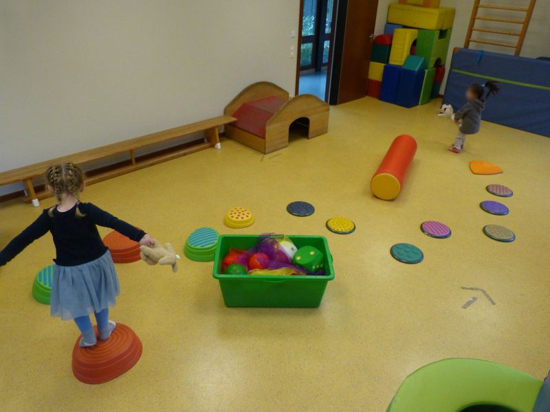 Die Turnhalle unserer Kita ist ein lebendiger Ort, an dem die Kinder spielerisch ihre motorischen Fähigkeiten entwickeln können. Mit bunten Matten, einer Sprossenwand und viel Platz zum Toben