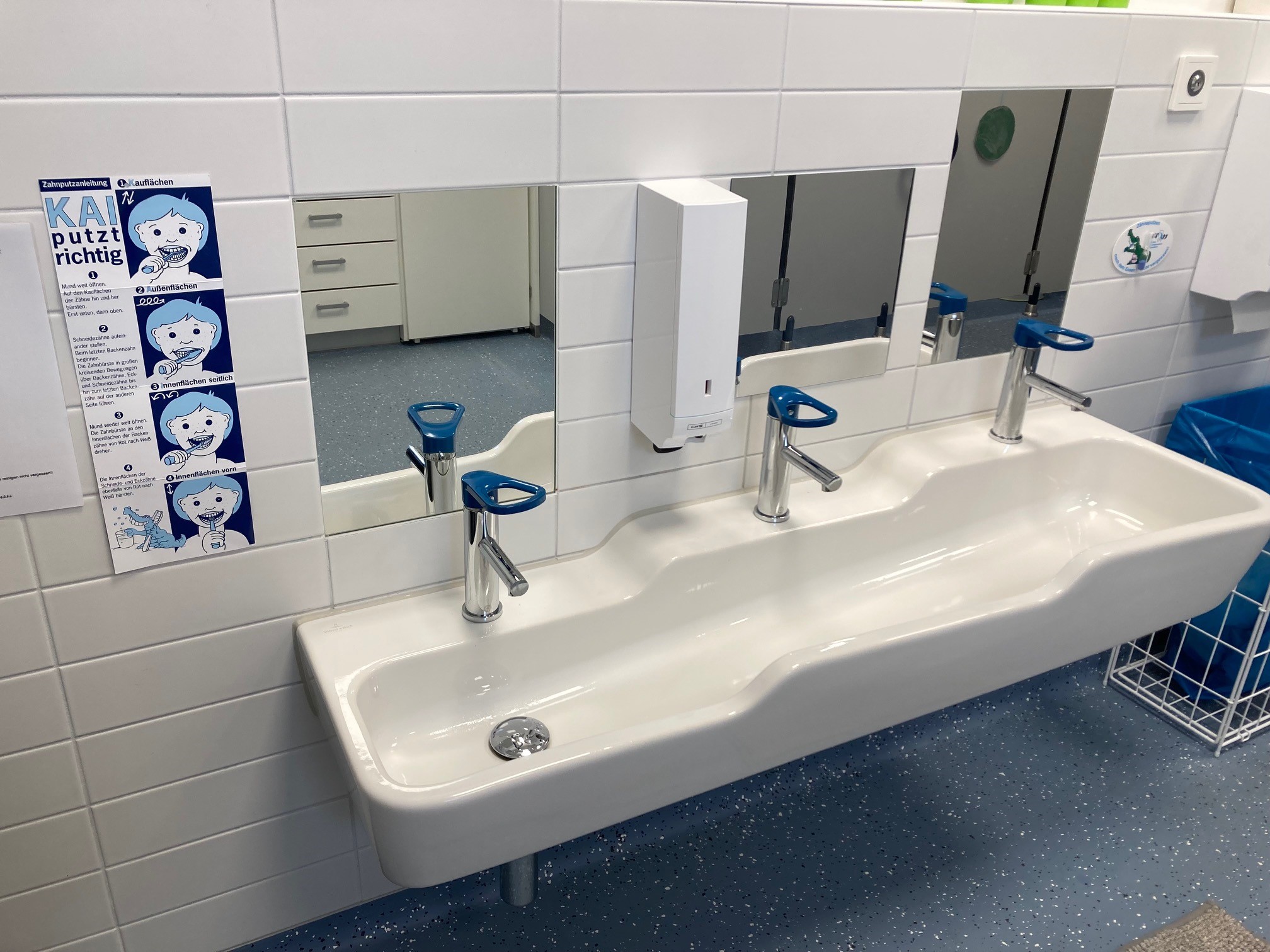 Unsere kindergerechten Waschräume mit Wickelmöglichkeiten und kleinen Toiletten geben den Kindern Sicherheit, fördern ihre Selbstständigkeit und machen die tägliche Hygiene zu einem positiven