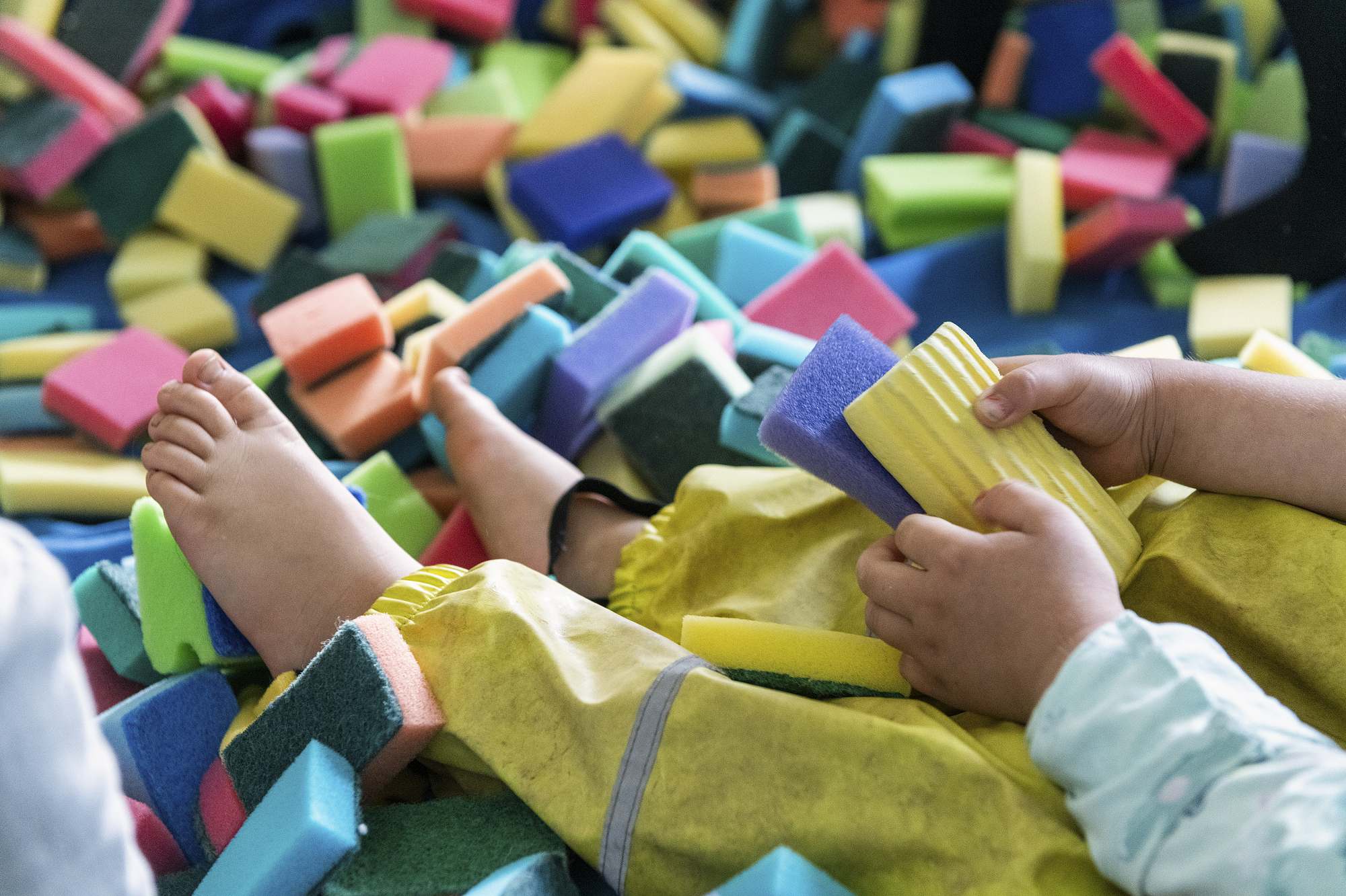 Spülschwämme mal anders erleben: Wir füllen unser Planschbecken immer wieder mit neuen Materialien. Sehr zur Freude der Kinder!