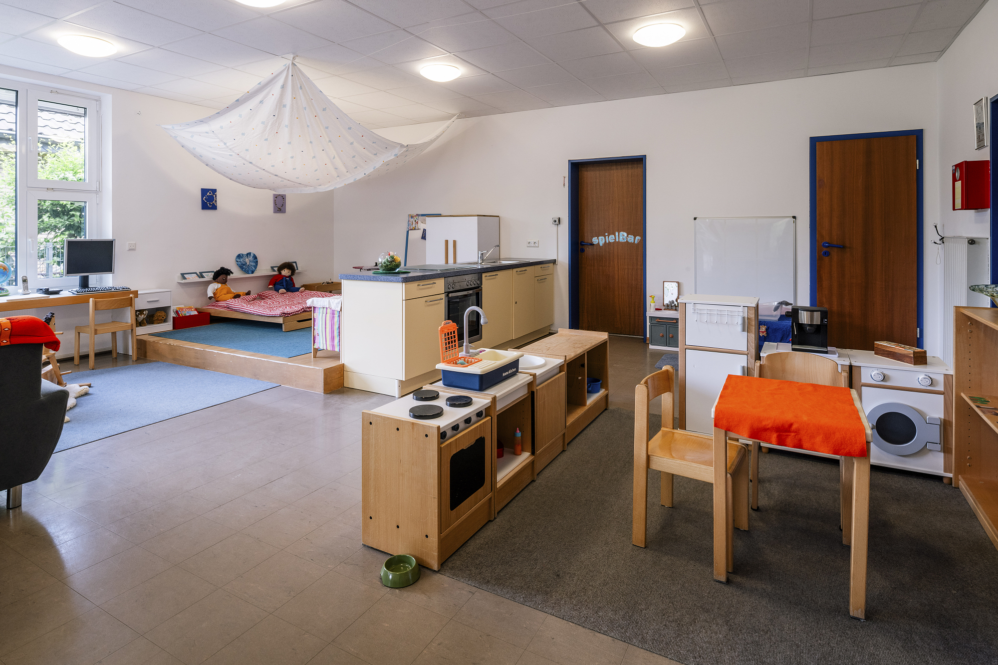 Der Rollenspielbereich heißt bei uns "Wohnung". Hier ist viel Platz für das "Mutter-Vater- Kind Spiel", aber auch, um einfach mal in eine andere Rolle zu schlüpfen. Wie wäre es mit Astronaut,