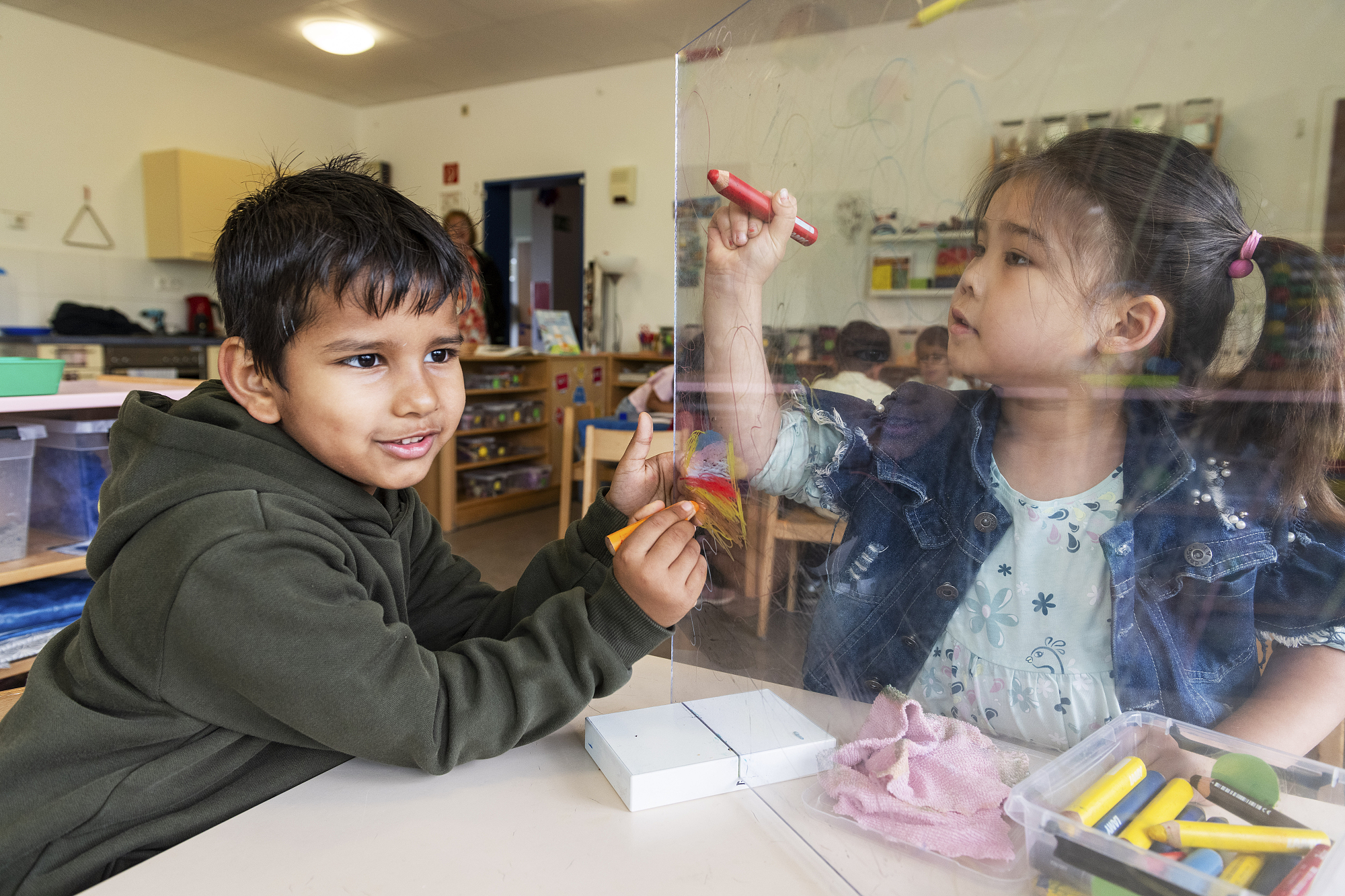 Eine besonders beliebte Erfahrung ist das Malen auf Plexiglas. Die Kinder knüpfen dabei Kontakt, sprechen sich ab und lieben es, immer wieder neu zu beginnen.
