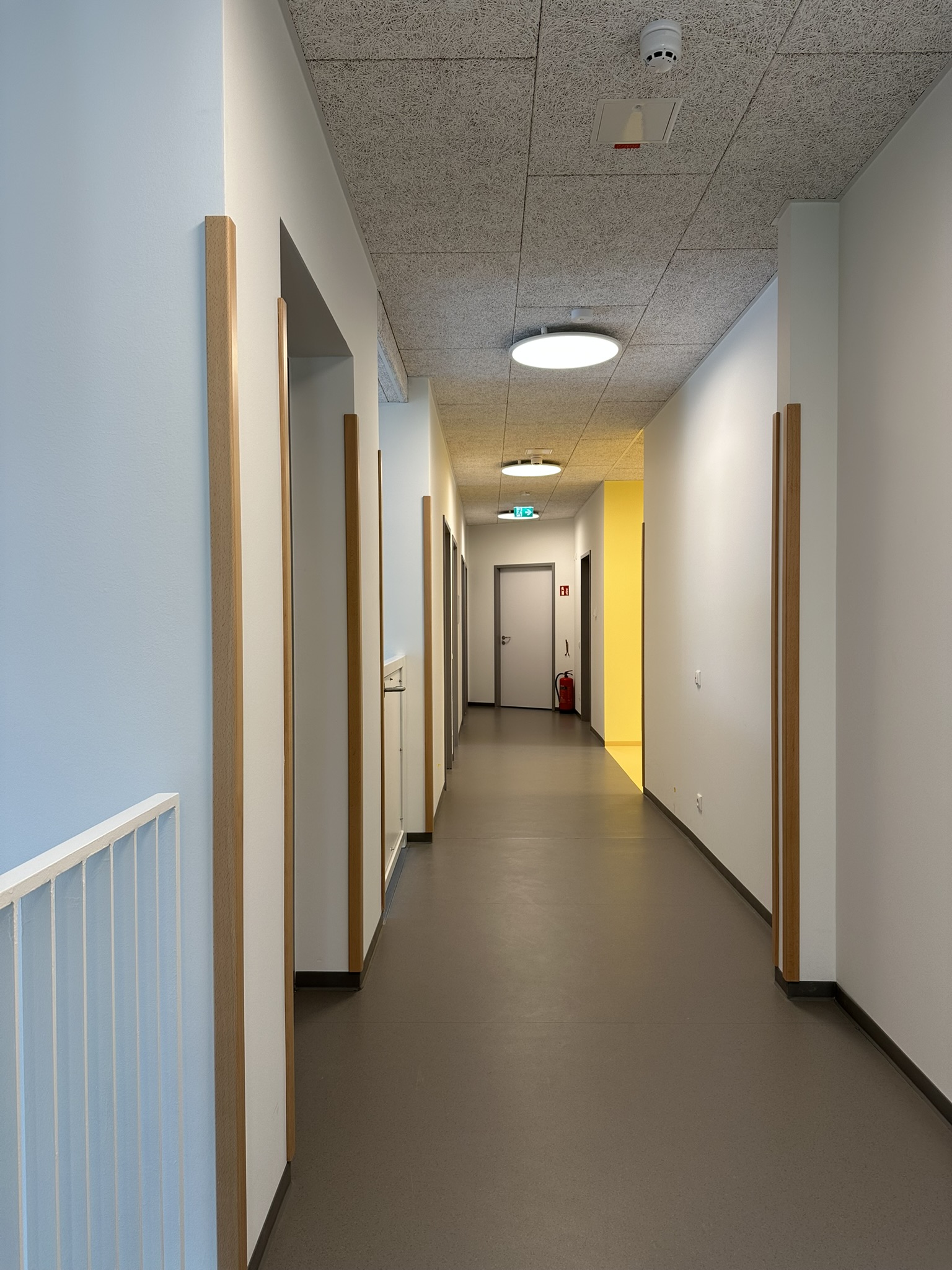Durch lange Flure geht es in die einzelnen Räume.