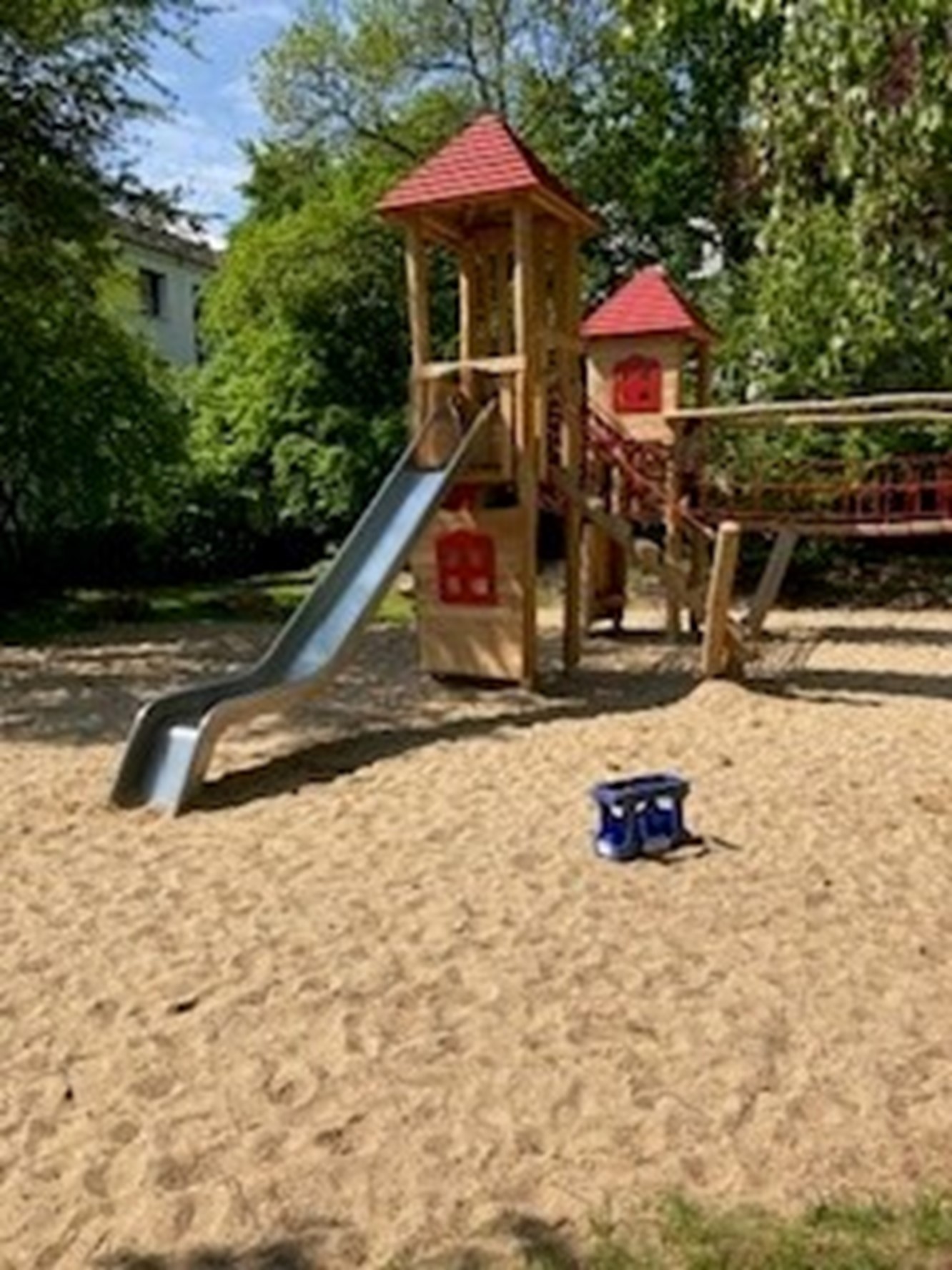 Die Kinder haben unterschiedliche Möglichkeiten das Klettergerüst zu nutzen. Sie nutzen leicht zugängliche Wege oder suchen Herausforderungen an der Kletterwand oder hangeln sich zum Ziel.