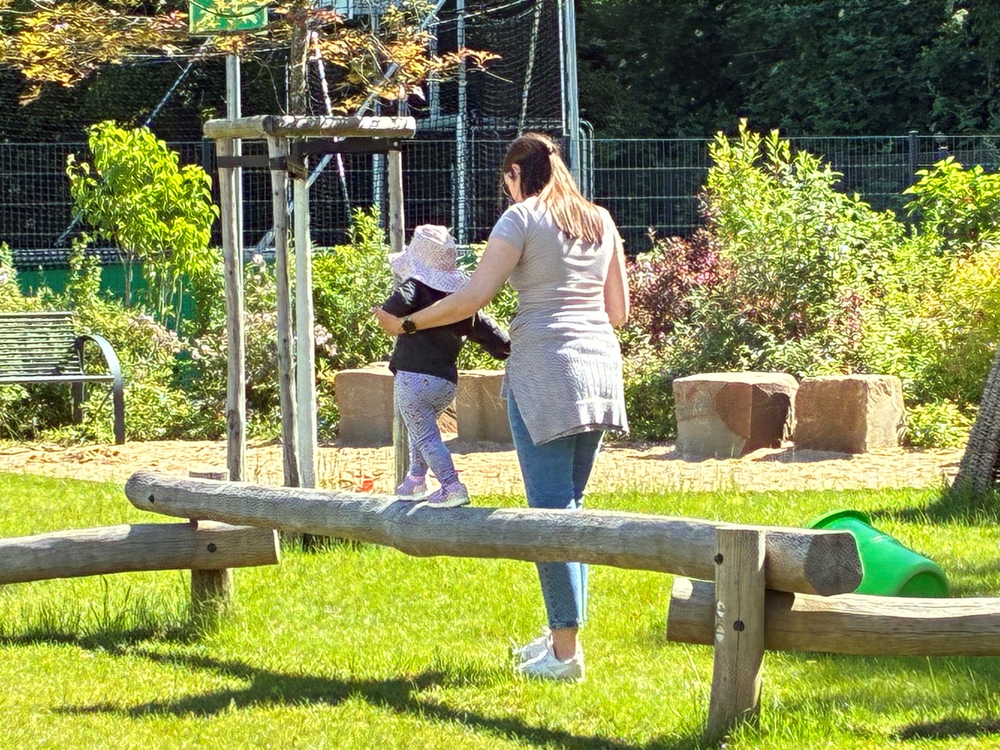 In unserem Außengelände gibt es viele Möglichkeiten zum Spielen und sich bewegen. Dabei unterstützen die Fachkräfte die Kinder gerne.