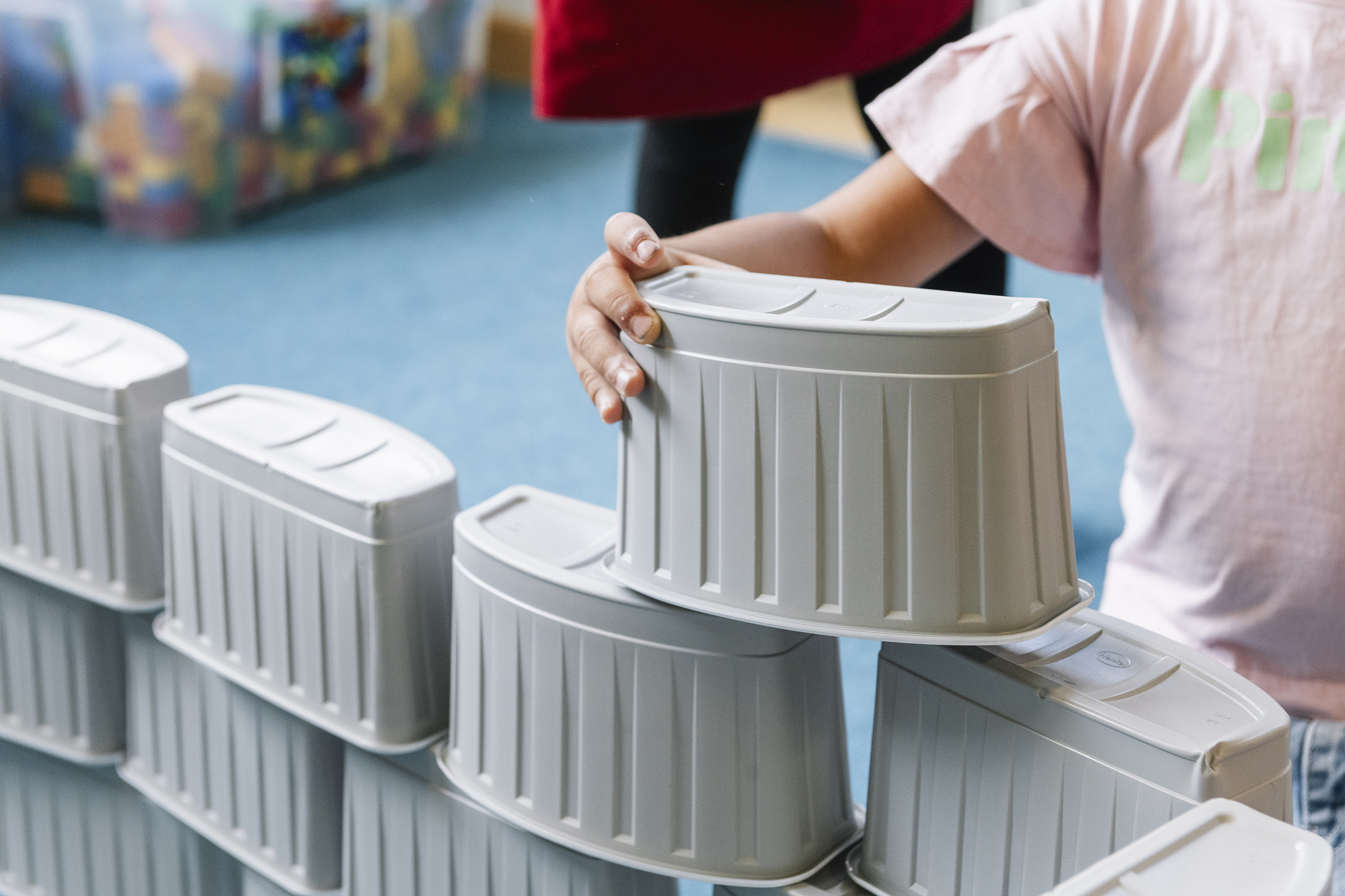Bausteine kennen viele Kinder von zuhause. Bei uns finden die Kinder Alltagsmaterialien wie Kartons, Becher, Flaschen, Erbsen/Zahnstocher und vieles mehr, mit dem sie kreativ konstruieren kön
