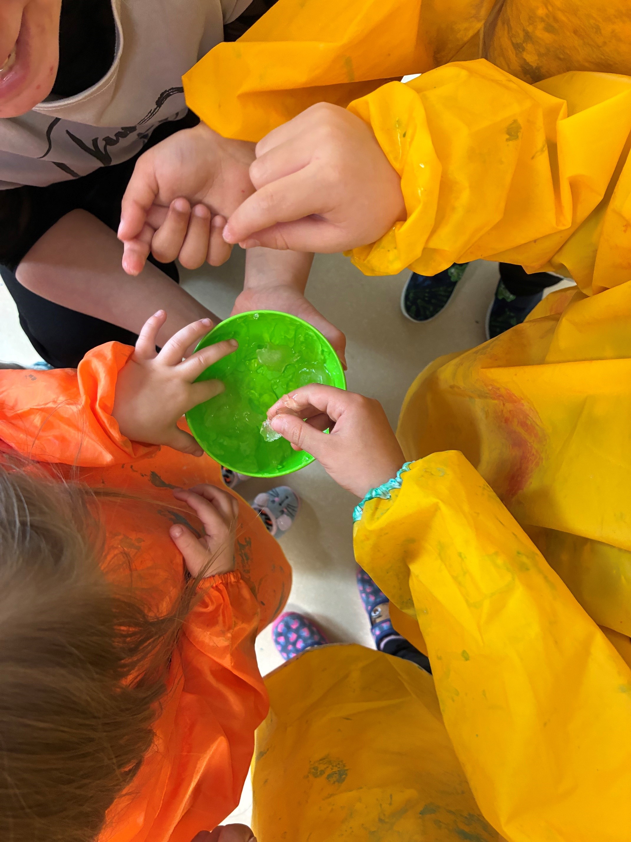 Die Kinder nehmen an einem Kunstprojekt teil und können sich kreativ entfalten.