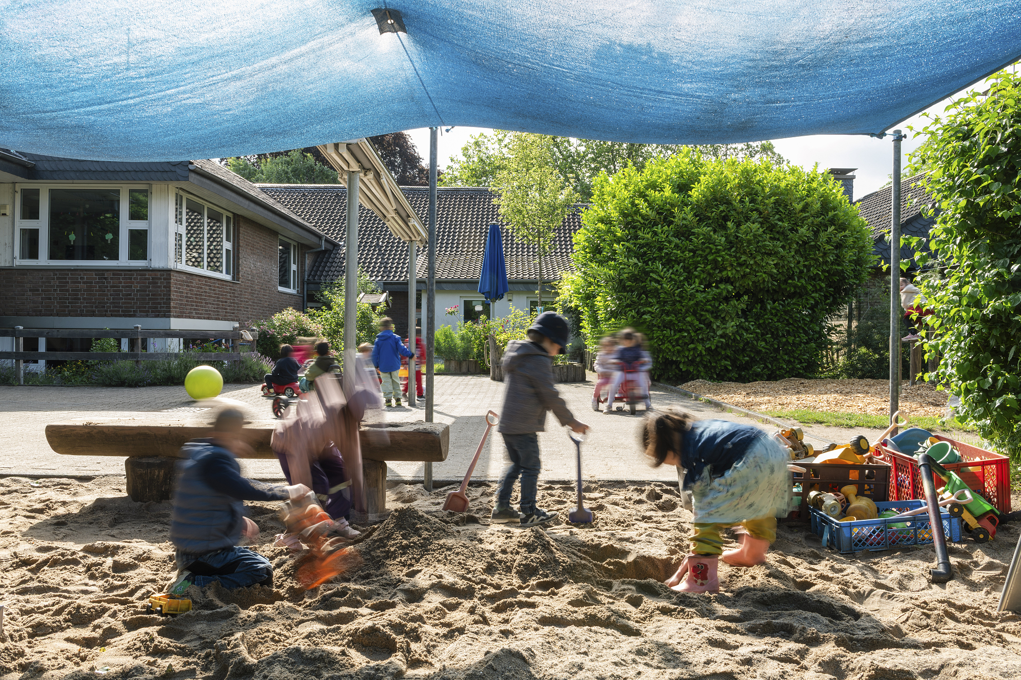 Der Sonnenhof ist Teil unseres großzügigen und schön eingewachsenen Gartens. Hier kann Ihr Kind jeden Tag Spielen, beobachten, die Natur entdecken...