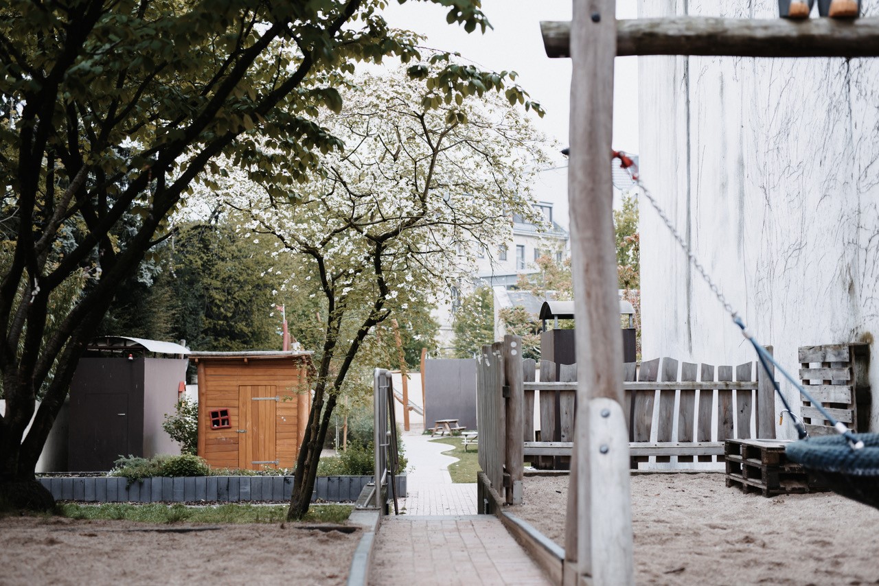 Blick in das großzügige Außengelände im Innenhof