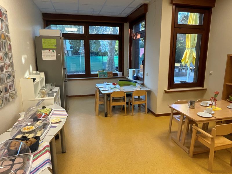 Unser Bistro bietet ein einladendes Frühstücksbuffet, bei dem die Kinder aus einer Vielzahl gesunder und leckerer Optionen wählen können. Hier lernen sie nicht nur, selbstständig zu essen, so