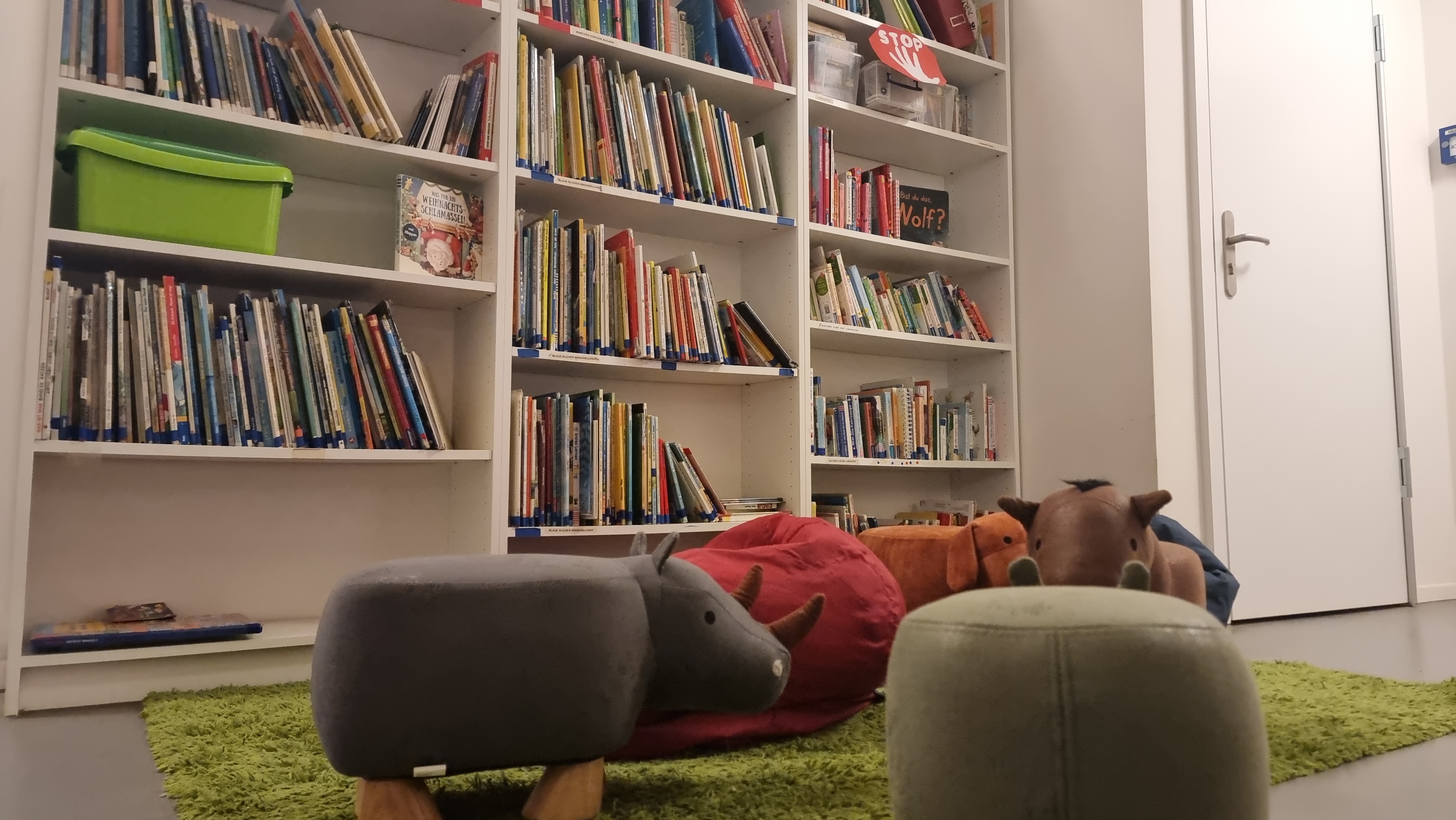Bücherei im Flurbereich. Den Kindern stehen viele Bücher täglich zur Verfügung.