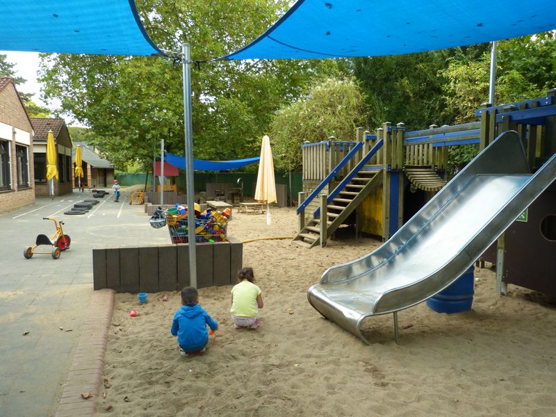 Auf unserem Außengelände gibt es eine große Sandfläche, auf der die Kinder kreativ buddeln und bauen können, sowie verschiedene Fahrzeuge, die zum Rennen und Fahren einladen. Ein Trampolin so