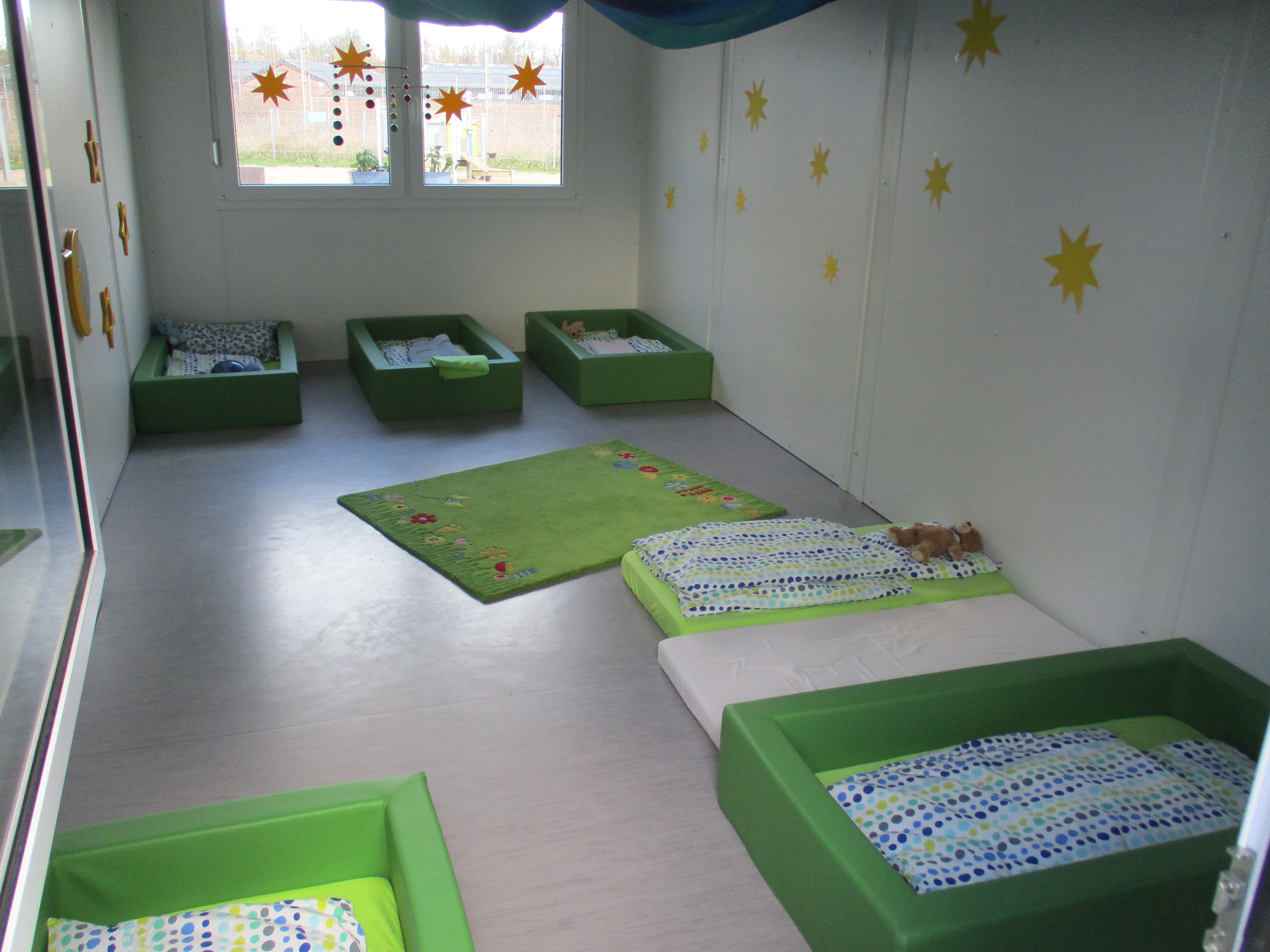 Kinder benötigen Phase der Ruhe und Entspannung u. Rückzugsmöglichkeiten um Erlebnisse zu verarbeiten. Wir bieten den Kindern verschiedene Schlaf- und Ruhemöglichkeiten an, damit sie im Laufe