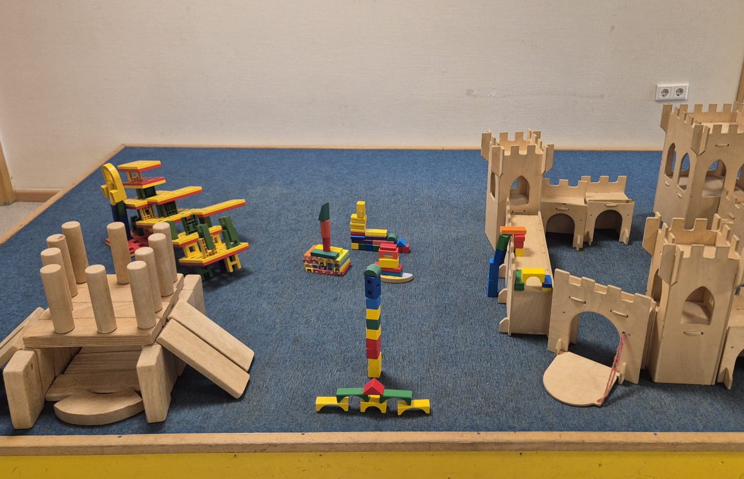 Im Konstruktionsspiel erkunden Kinder Materialien, entwickeln eigene Ideen und setzen diese kreativ um. Dabei erweitern sie ihre feinmotorischen Fähigkeiten und räumliches Verständnis.